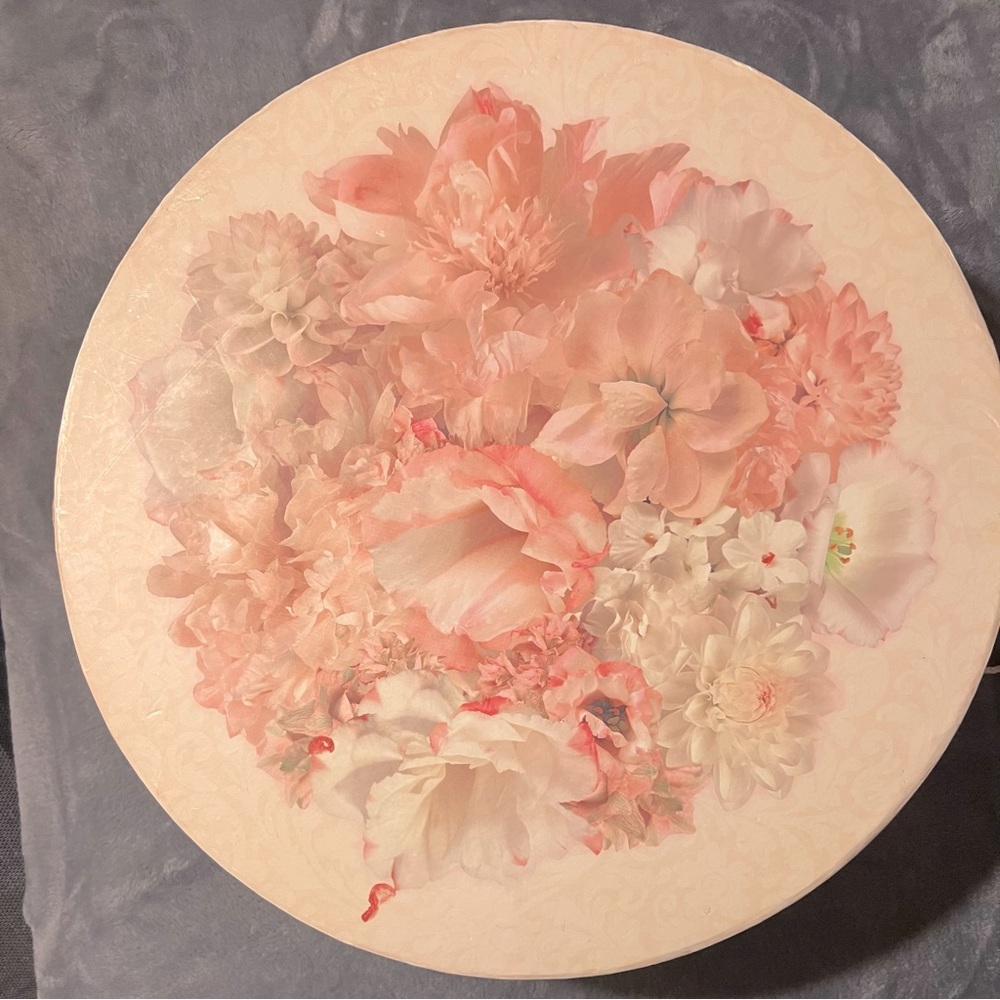 Vintage Tri Coastal Design hat box, pink floral design. 15x6.5, corded handle